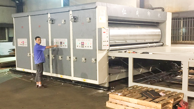 在送紙過(guò)程中是怎樣使用印刷開(kāi)槽機(jī)？