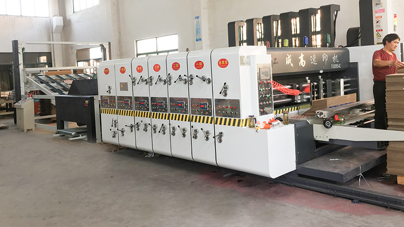 仁成紙箱印刷機(jī)印刷精度高，印刷色帶，小字網(wǎng)點(diǎn)效果好